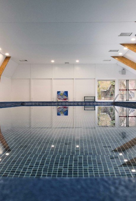 Zwembad met zonneweide